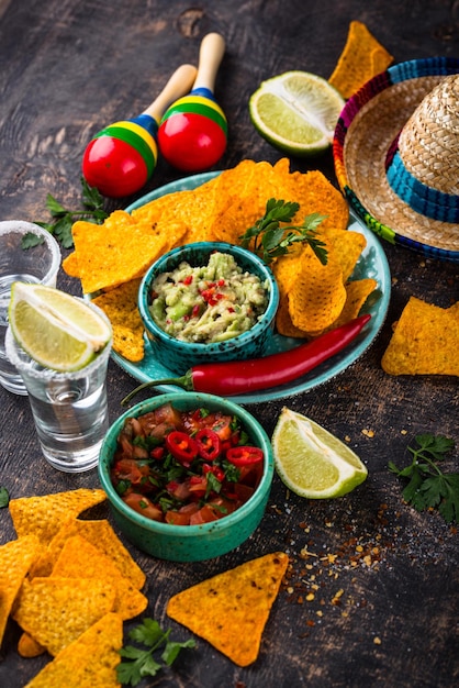 Traditioneel Mexicaans eten nachos salsa guacamole tequila