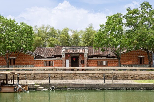 Traditioneel Minnan-gebouw aan het meer in Taiwan