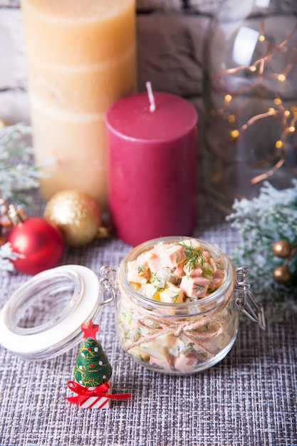 Traditioneel Nieuwjaar en Kerstmis Russische salade in een pot