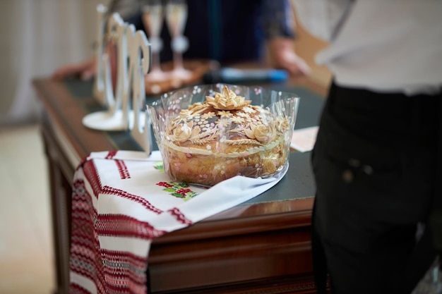 Foto traditioneel oekraïens bruidsbrood op tafel bruid en bruidegom oekraïense traditie