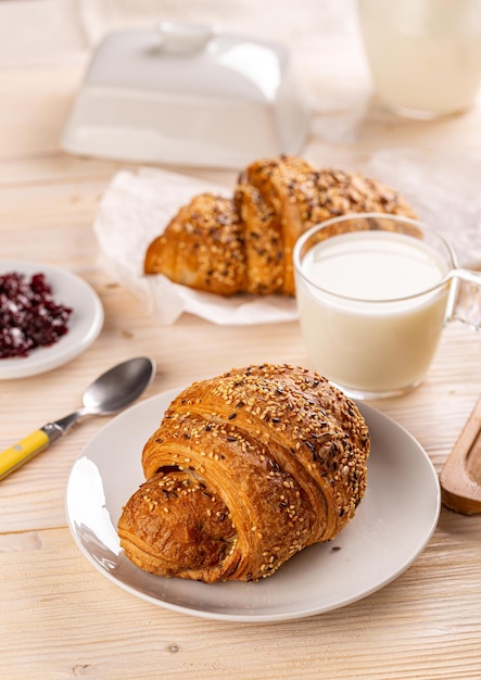 Traditioneel ontbijt met croissant