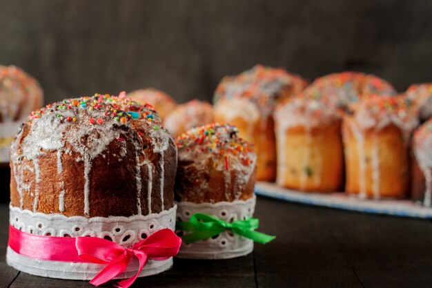 Traditioneel orthodox christelijk paasvoedsel. Pasen cake op tafel.