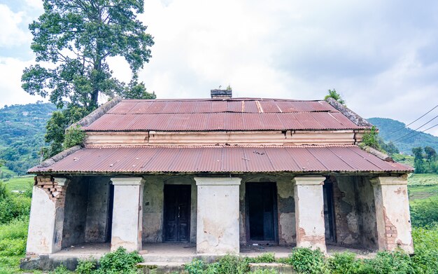 traditioneel oud beschadigd huis in Kathmandu, Nepal