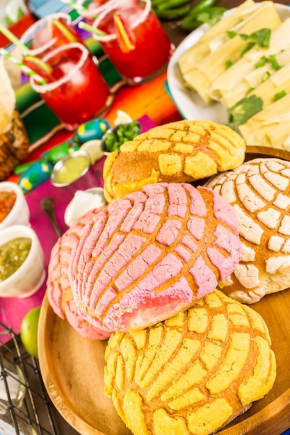 Traditioneel pan dulche brood op de feesttafel.