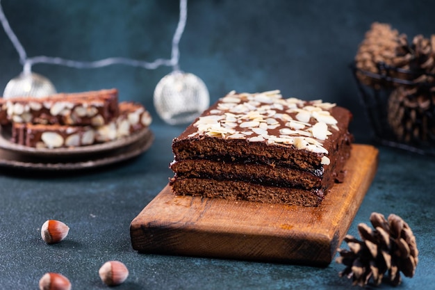 Traditioneel Pools dessert piernik pryanik of biscuit met kruiden en honing Rechthoekig stuk bruine cacao taart peperkoek of laag biscuit Pools kerstdessert