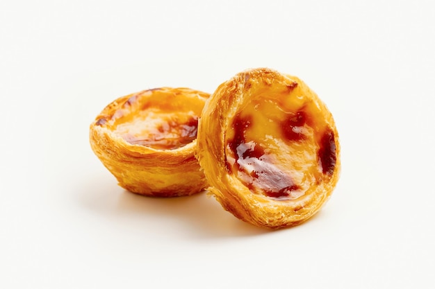 Traditioneel Portugees eiertart dessert pasteis pastel de nata of pasteis de belem op witte achtergrond