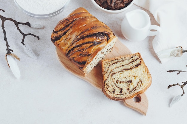 Traditioneel Roemeens zoet brood cozonac versierde bloei. Sneetjes vers brood op een bord.