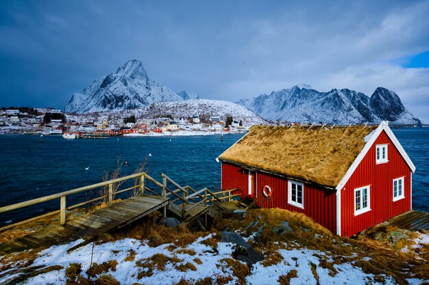 Traditioneel rood rorbu-huis in het dorp reine op de lofoten-eilanden,