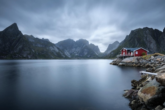 Traditioneel rood rorbu-huisje in Hamnoy-dorp Lofoten-eilanden Noorwegen