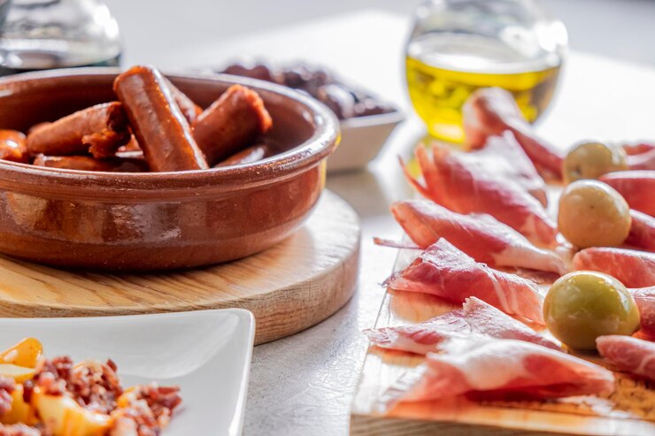 Traditioneel Spaans gerecht Tapas Jamon Iberico en chorizo