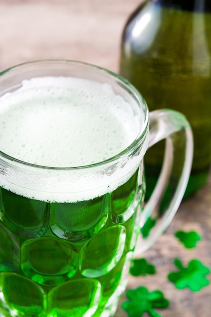 Traditioneel st patrick dag groen bier op houten lijst