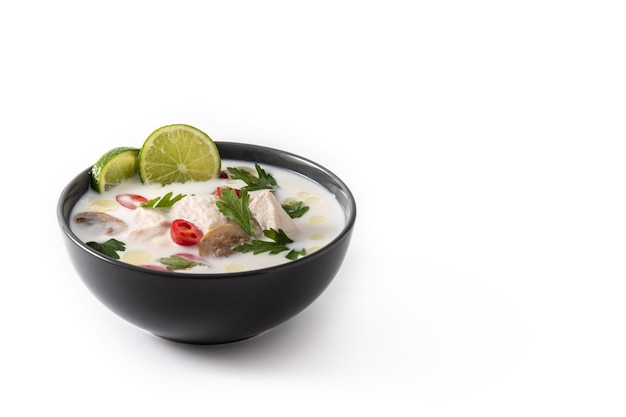 Traditioneel Thais eten Tom Kha Gai in kom geïsoleerd op wit