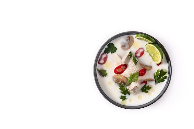 Traditioneel Thais eten Tom Kha Gai in kom geïsoleerd op wit