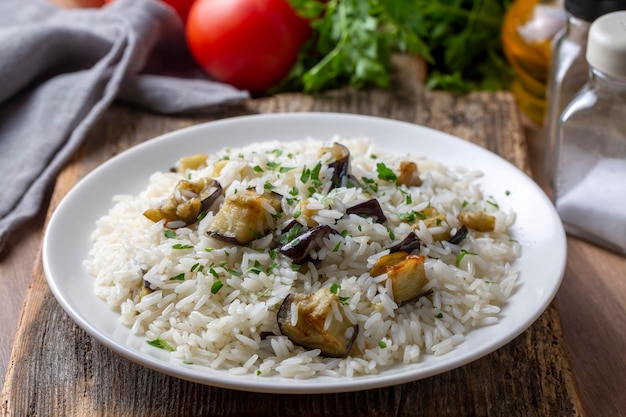 Traditioneel Turks eten; Aubergine rijstpilaf. Turkse naam; Patlicanli pirinc pilavi