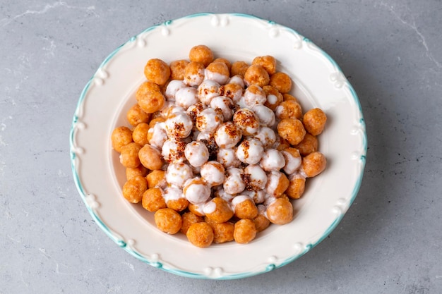 Traditioneel Turks eten, Mirik Kofte gemaakt van bulgur, ui en eieren met yoghurt