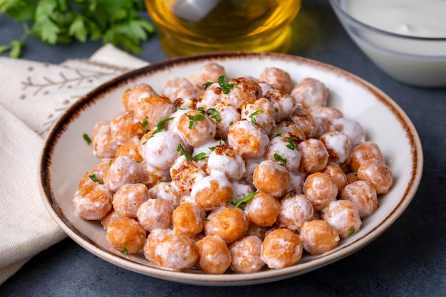 Traditioneel Turks eten Mirik Kofte gemaakt van bulgur-ui en eieren met yoghurt