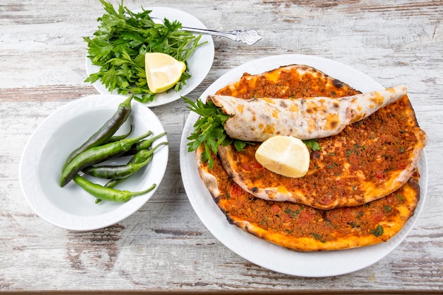 Traditioneel turks eten turkse pita pizza lahmacun