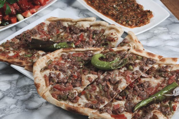 Traditioneel Turks gebakken gerecht pide Turkse pizza pide Midden-Oosterse hapjes Turkse keuken