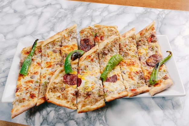Traditioneel Turks gebakken gerecht pide Turkse pizza pide Midden-Oosterse hapjes Turkse keuken