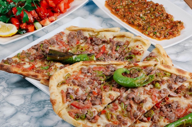 Traditioneel Turks gebakken gerecht pide Turkse pizza pide Midden-Oosterse hapjes Turkse keuken