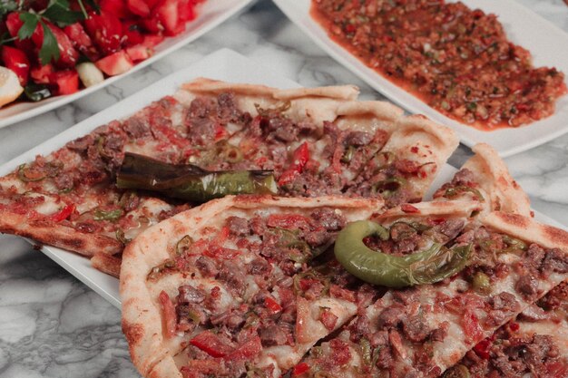 Traditioneel Turks gebakken gerecht pide Turkse pizza pide Midden-Oosterse hapjes Turkse keuken