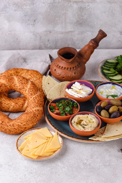 Traditioneel Turks ontbijt met meze en simit