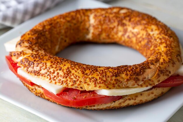 Traditioneel Turks ontbijt met Turkse bagel met kaas en tomaten (Turkse naam; simit of gevrek)