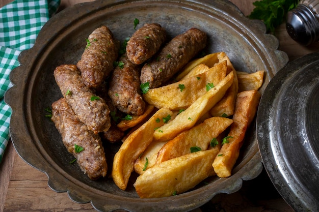 Traditioneel Turkse gerechten; droge gehaktballen of inegöl gehaktbalen met aardappelen (Turkse naam; Kuru kofte of anne koftesi)