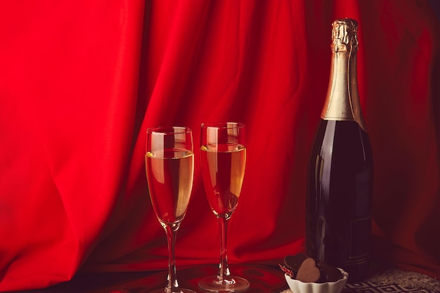 Traditioneel Valentijnsdag achtergrondvoedsel Seizoensgebonden rode romantische champagne en chocoladesuikergoed Kopieer ruimte