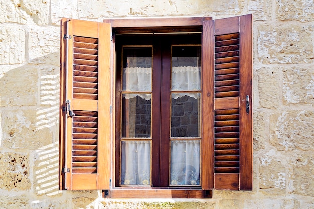 Traditioneel venster met houten luiken
