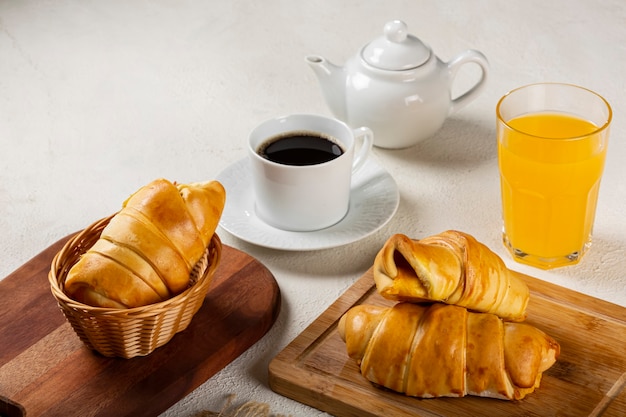 Traditioneel vers gebakken croissants op tafel