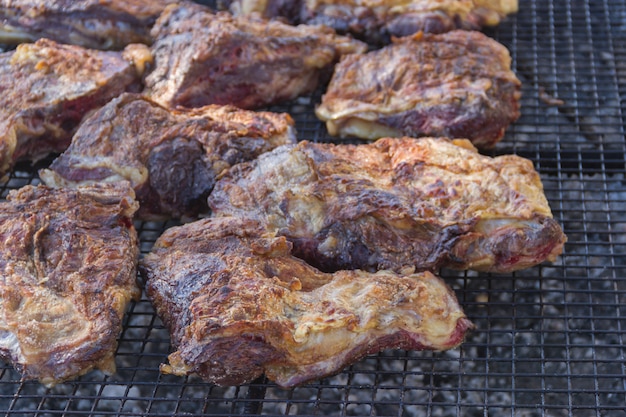 Traditioneel vlees dat op de grill in het argentijnse platteland wordt geroosterd