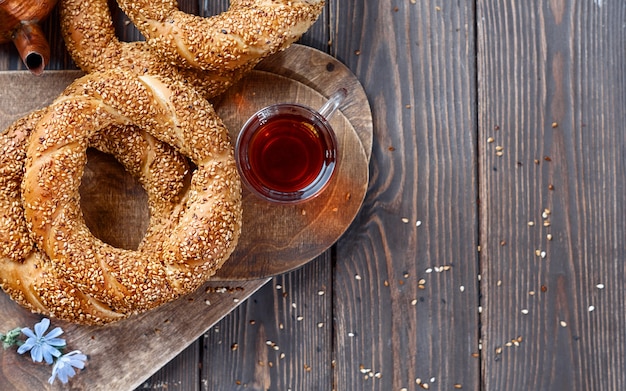 Traditioneel witbrood met sesamzaadjes als ontbijt, naast een glas thee.