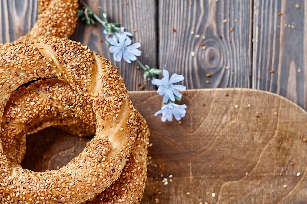 Traditioneel witbrood met sesamzaadjes als ontbijt