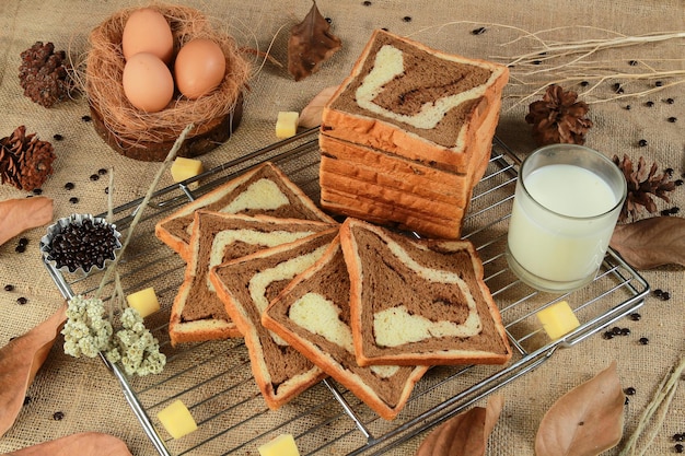 Traditioneel zelfgebakken brood met zebrapatroon