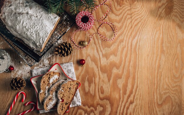 Traditioneel zoet fruitbrood met poedersuiker