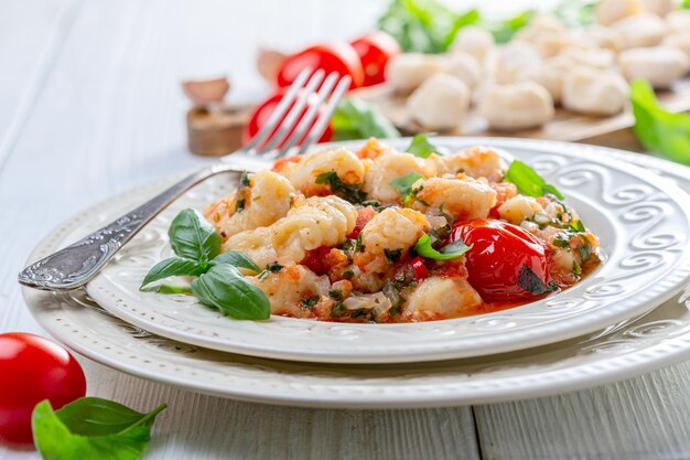 Traditionele aardappelgnocchi met tomatensaus