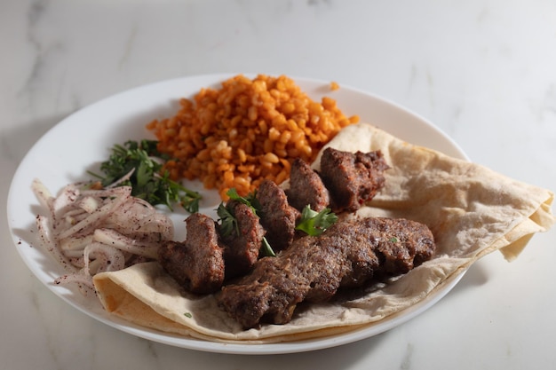 Traditionele Adana Kebap met salade