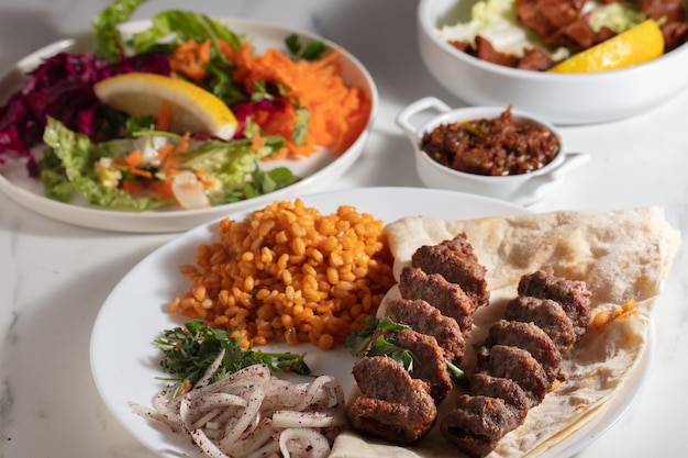 Traditionele Adana Kebap met salade