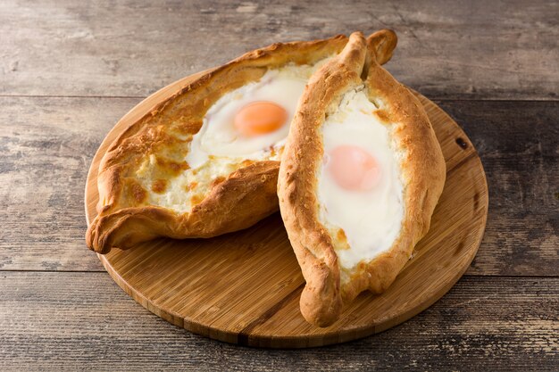 Traditionele Adjarian Georgische khachapuri met kaas en ei op houten lijst