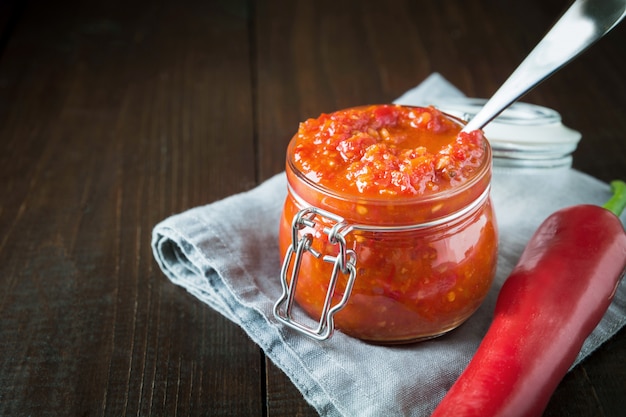 Traditionele adjika, harissa op een houten bord.