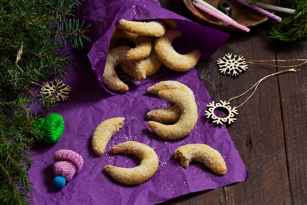 Traditionele advent cookies vanille halve manen op een paarse achtergrond rustieke stijl