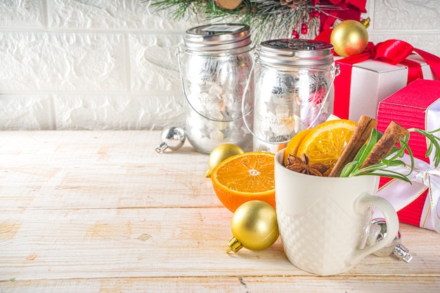 Traditionele alcoholische winterdrank met decoratie