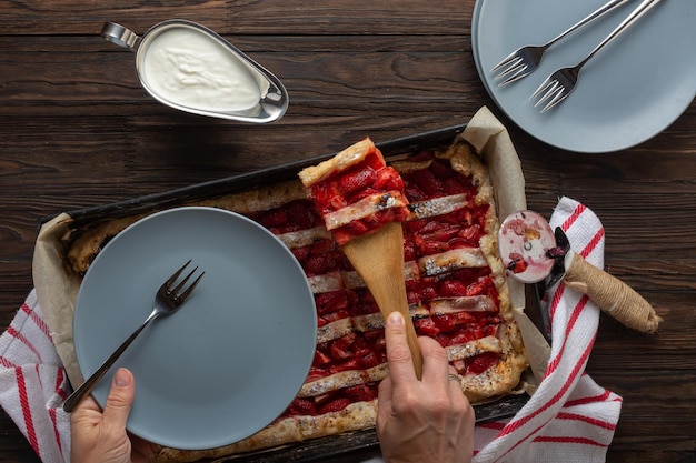 Traditionele Amerikaanse Onafhankelijkheidsdag of Dag van de Arbeid Strawberry Pie in de vorm van een vlag, bovenaanzicht