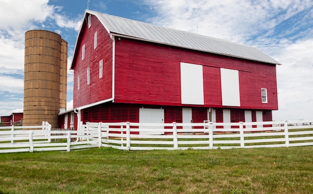 Traditionele Amerikaanse rood geschilderde schuur op boerderij