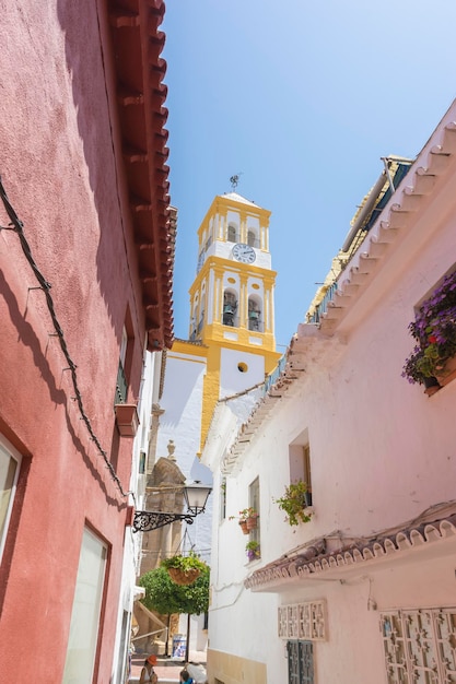 traditionele Andalusische straten met bloemen en witte huizen in Marbella, Andalusië, Spanje