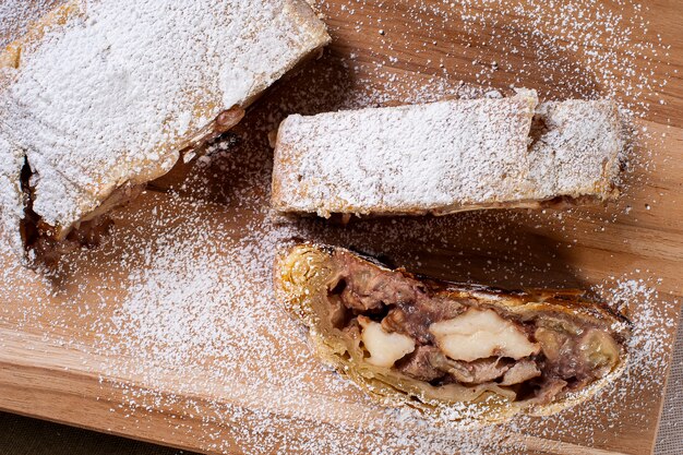 Traditionele apfelstrudel met noten. Bovenaanzicht