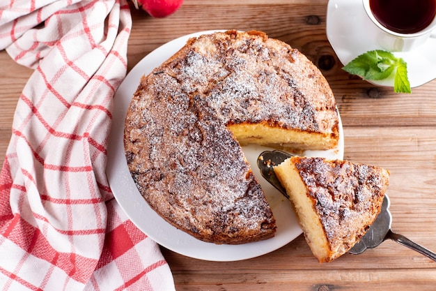 Traditionele appeltaart op een wit bord op een tafel charlottetaart op een schotel heerlijk zelfgemaakt gebak op de keukentafel bovenaanzicht