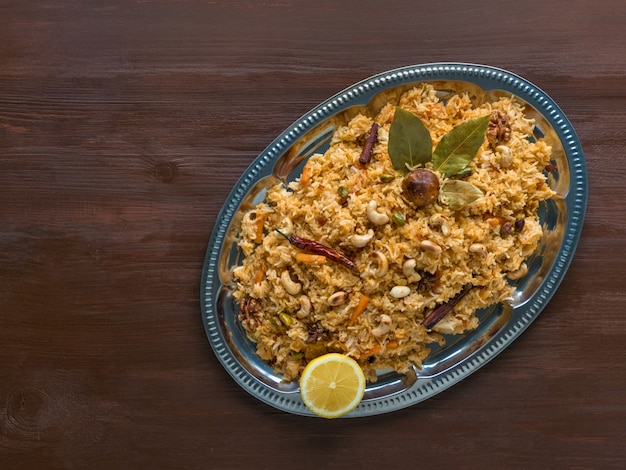 Traditionele Arabische Basmati rijst met groenten. Arabische keuken. Plantaardige Biryani. Bovenaanzicht, kopieer ruimte