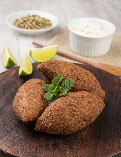 Traditionele Arabische gebakken kibbeh. Typische Braziliaanse snack.